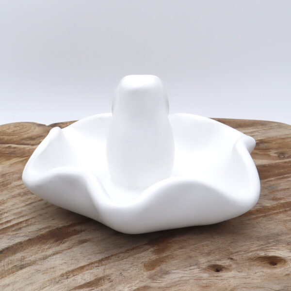 Abreuvoir à oiseaux en céramique blanc mat avec un lapin décoratif