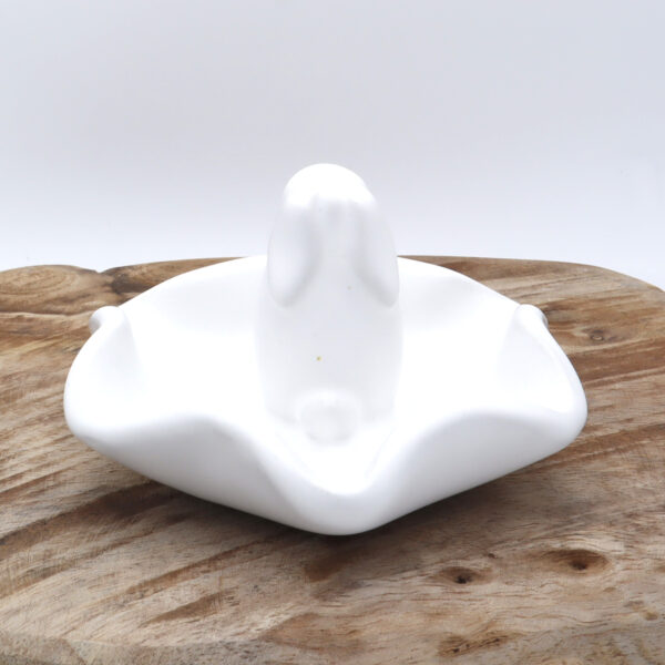 Abreuvoir à oiseaux en céramique blanc mat avec un lapin décoratif