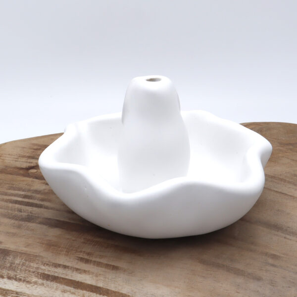 Abreuvoir à oiseaux en céramique blanc mat avec un lapin décoratif