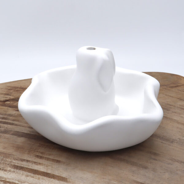 Abreuvoir à oiseaux en céramique blanc mat avec un lapin décoratif