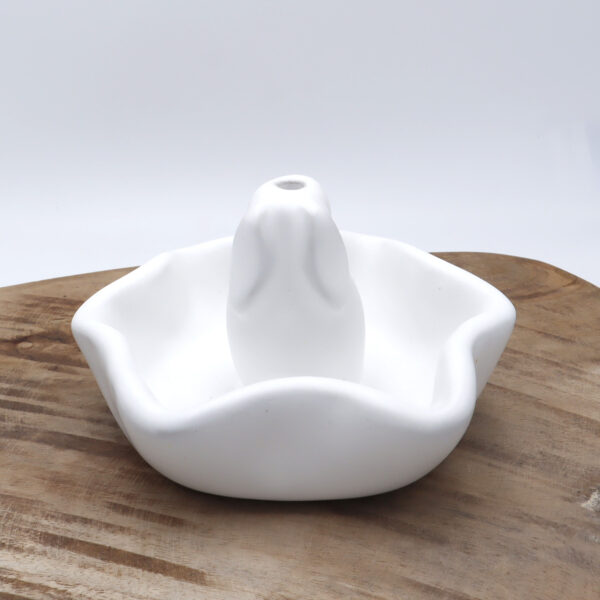 Abreuvoir à oiseaux en céramique blanc mat avec un lapin décoratif