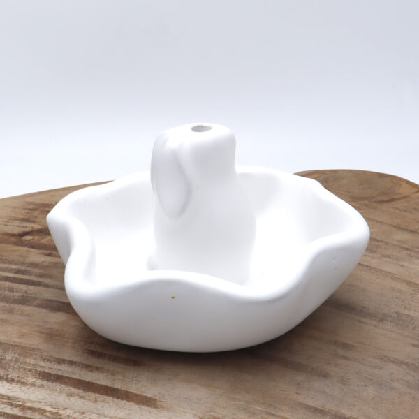Abreuvoir à oiseaux en céramique blanc mat avec un lapin décoratif