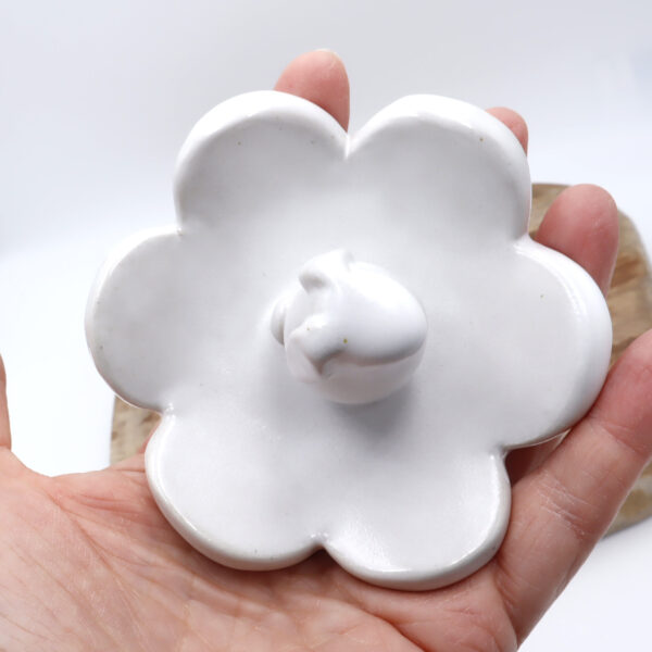 Bar à insectes en céramique blanc en forme de fleur avec un lapin décoratif