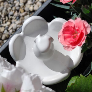 Bar à insectes en céramique blanc en forme de fleur avec un lapin décoratif