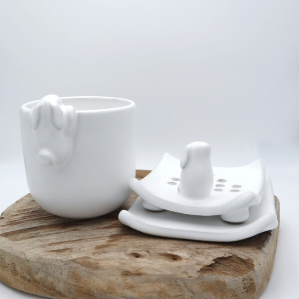 Ensemble pour la salle de bain avec 1 porte-savon et 1 verre avec un lapin modelé en décoration