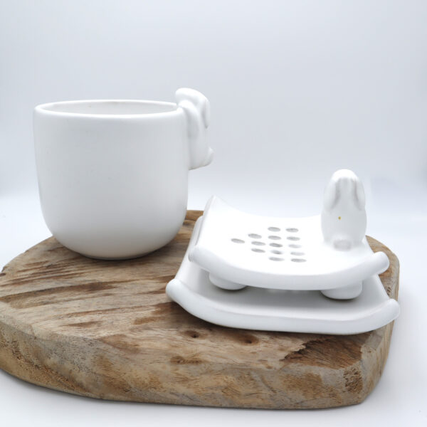 Ensemble pour la salle de bain avec 1 porte-savon et 1 verre avec un lapin modelé en décoration