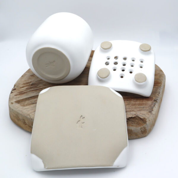 Ensemble pour la salle de bain avec 1 porte-savon et 1 verre avec un lapin modelé en décoration
