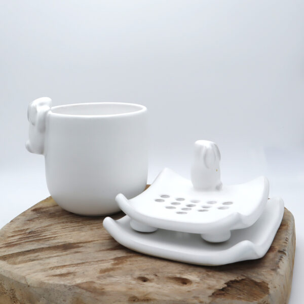 Ensemble pour la salle de bain avec 1 porte-savon et 1 verre avec un lapin modelé en décoration