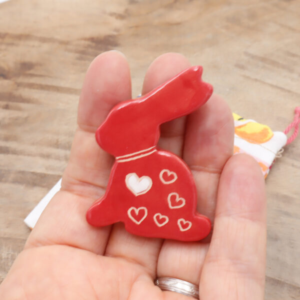Magnet rouge avec des cœurs en forme de lapin Victoria Céramique