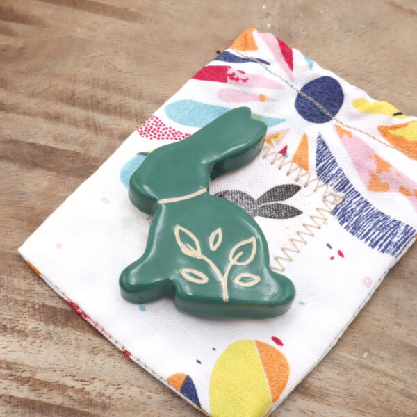 Magnet en forme de lapin vert foncé Victoria Céramique
