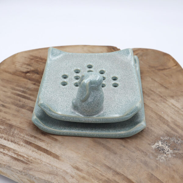 Porte-savon décoré d'un lapin en grès vert Victoria Céramique