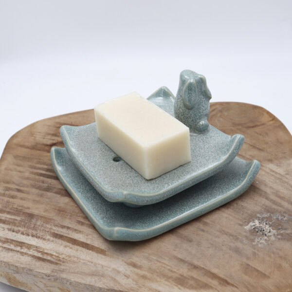 Porte-savon décoré d'un lapin en grès vert Victoria Céramique