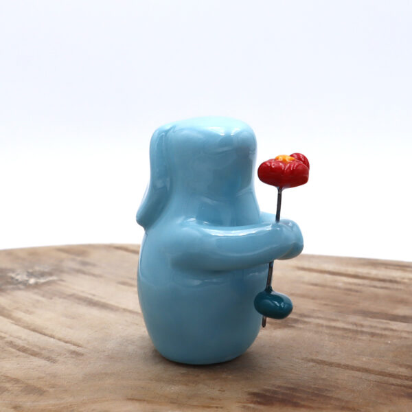 Lapin décoratif en céramique avec une fleur Victoria Céramique