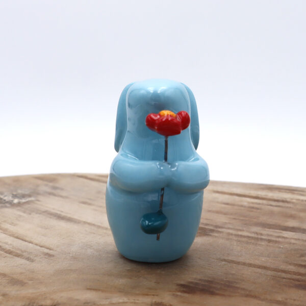 Lapin décoratif en céramique avec une fleur Victoria Céramique