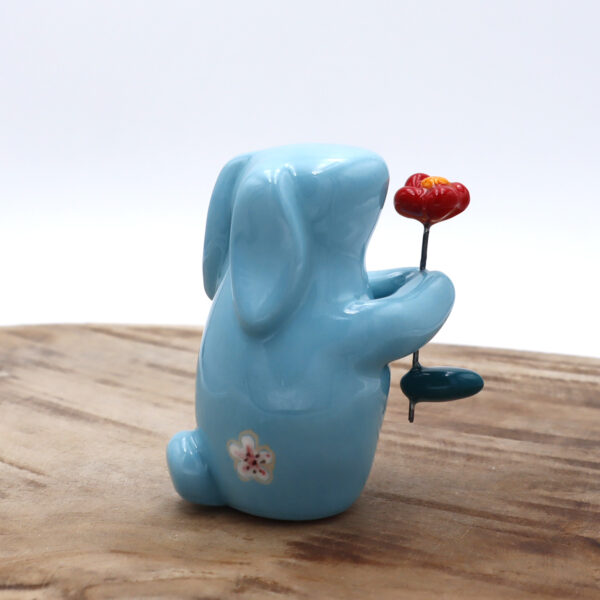 Lapin décoratif en céramique avec une fleur Victoria Céramique