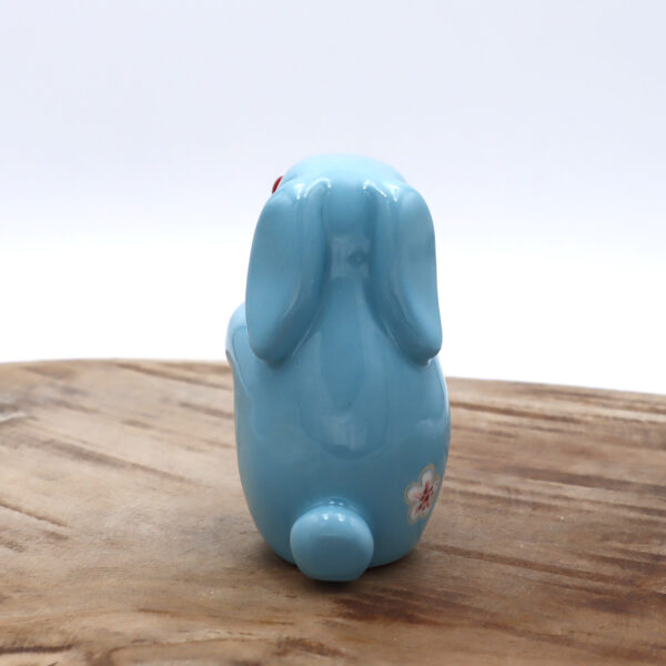 Lapin décoratif en céramique avec une fleur Victoria Céramique