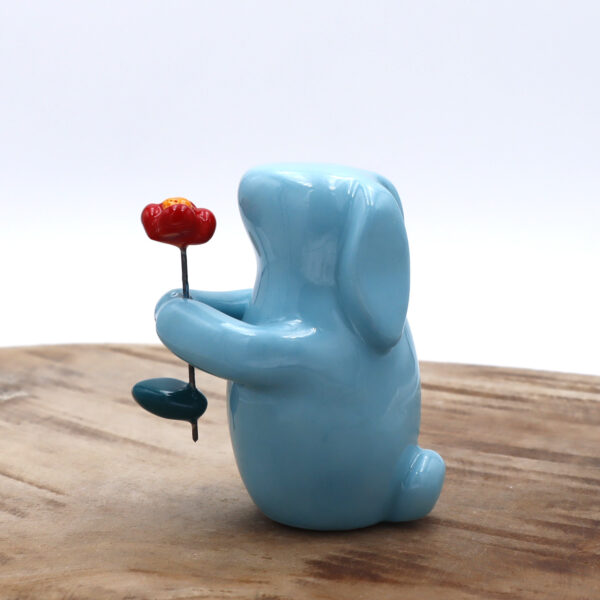 Lapin décoratif en céramique avec une fleur Victoria Céramique