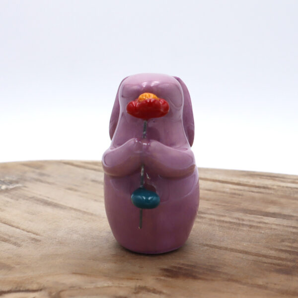 Lapin décoratif en céramique avec une fleur Victoria Céramique