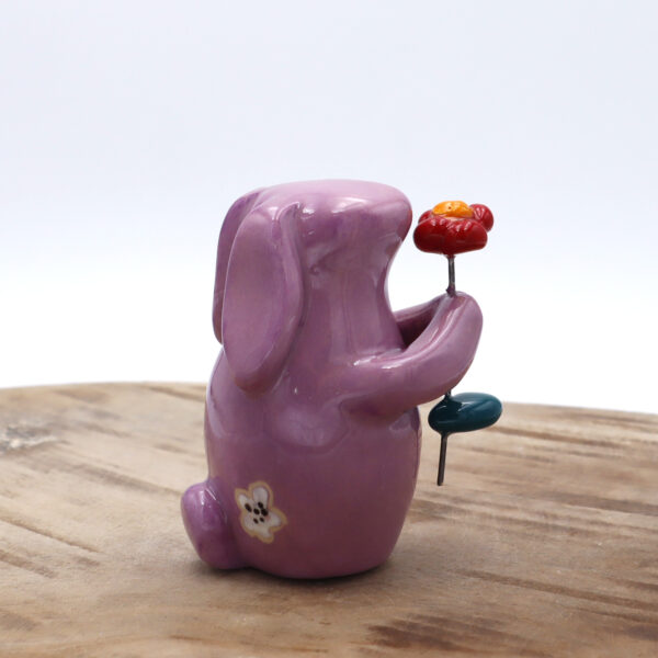 Lapin décoratif en céramique avec une fleur Victoria Céramique
