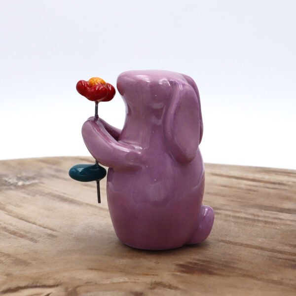 Lapin décoratif en céramique avec une fleur Victoria Céramique