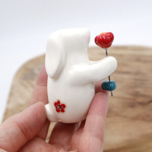 Lapin en céramique portant une fleur Victoria Céramique