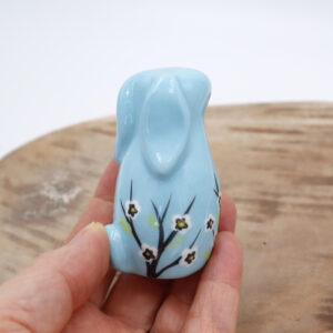 Lapin en faïence fleuri bleu Victoria Céramique