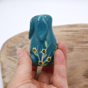 Lapin en faïence fleuri bleu vert Victoria Céramique