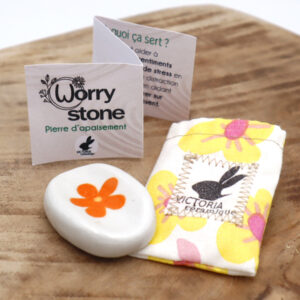 Worry Stone fleurie blanche ovale Victoria Céramique