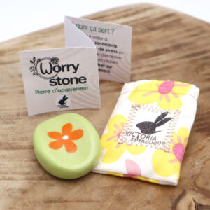 Worry Stone fleurie verte ovale Victoria Céramique