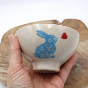 Bol en grès avec un lapin et un cœur dessinés Victoria Céramique