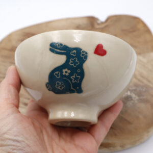 Bol en grès avec un lapin et un cœur dessinés Victoria Céramique