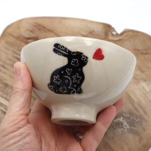 Bol en grès avec un lapin et un cœur dessinés Victoria Céramique