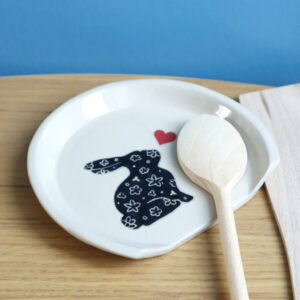 Repose cuillère avec un lapin noir grand format Victoria céramique