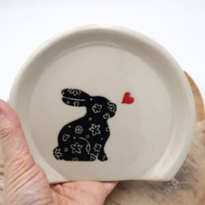 Repose cuillère avec un lapin noir grand format Victoria céramique