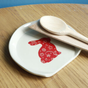 Repose cuillère avec un lapin rouge grand format Victoria céramique