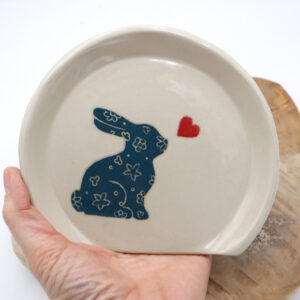 Repose cuillère avec un lapin vert bleu grand format Victoria céramique