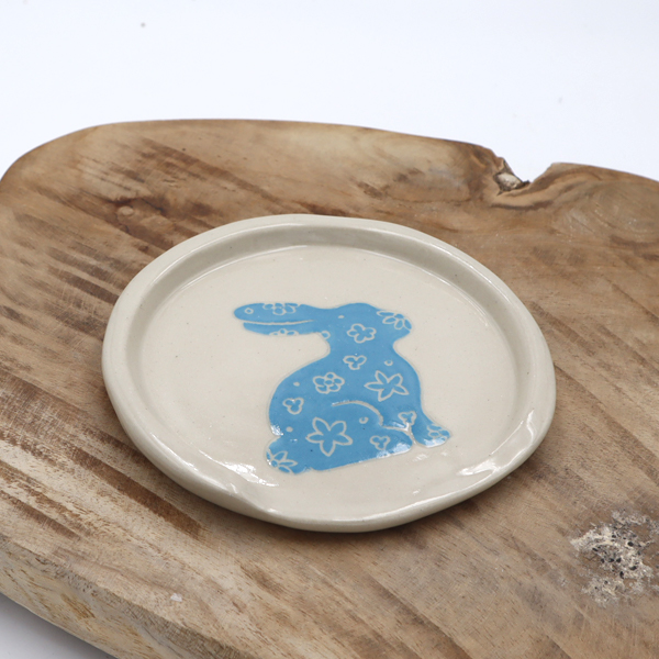 Petit repose cuillère rond avec un lapin bleu dessiné Victoria Céramique