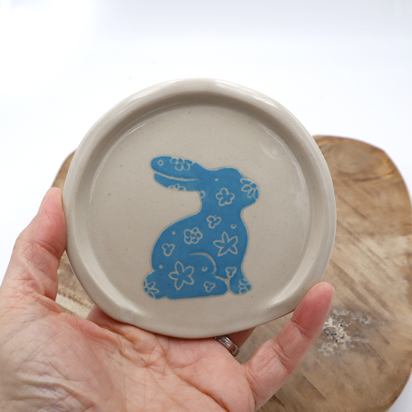 Petit repose cuillère rond avec un lapin bleu dessiné Victoria Céramique