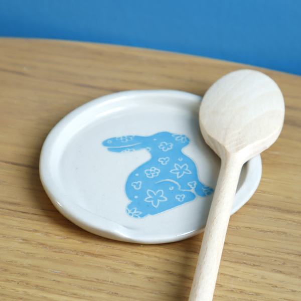 Petit repose cuillère rond avec un lapin bleu dessiné Victoria Céramique