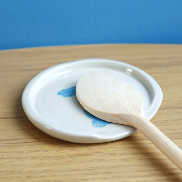 Petit repose cuillère rond avec un lapin bleu dessiné Victoria Céramique