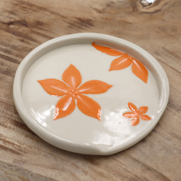 Petit repose cuillère rond avec des fleurs oranges dessinées Victoria Céramique