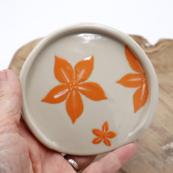 Petit repose cuillère rond avec des fleurs oranges dessinées Victoria Céramique