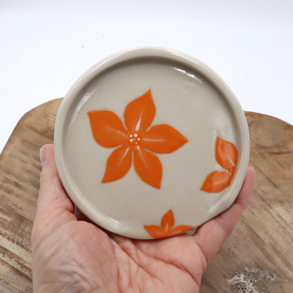 Petit repose cuillère rond avec des fleurs oranges dessinées Victoria Céramique