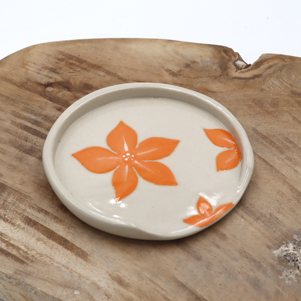 Petit repose cuillère rond avec des fleurs oranges dessinées Victoria Céramique
