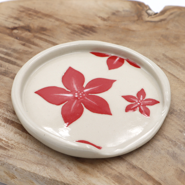 Petit repose cuillère rond avec des fleurs rouges dessinées Victoria Céramique