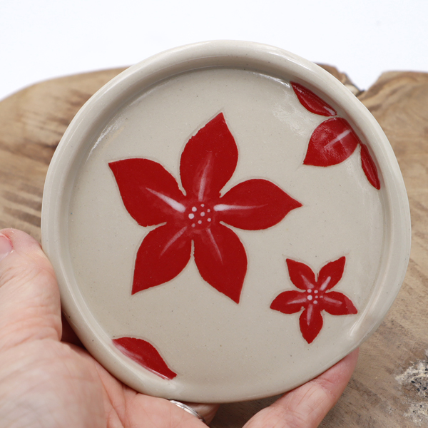 Petit repose cuillère rond avec des fleurs rouges dessinées Victoria Céramique