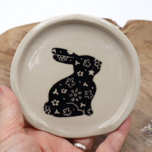 Petit repose cuillère rond avec un lapin noir dessiné Victoria Céramique