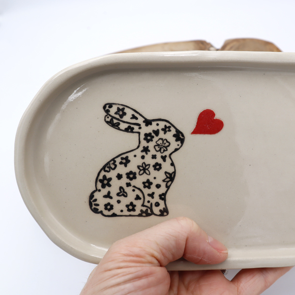 Plateau en grès avec un lapin dessiné Victoria Céramique