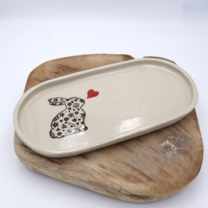 Plateau en grès avec un lapin dessiné Victoria Céramique