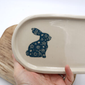 Plateau en grès avec un lapin bleu vert Victoria Céramique